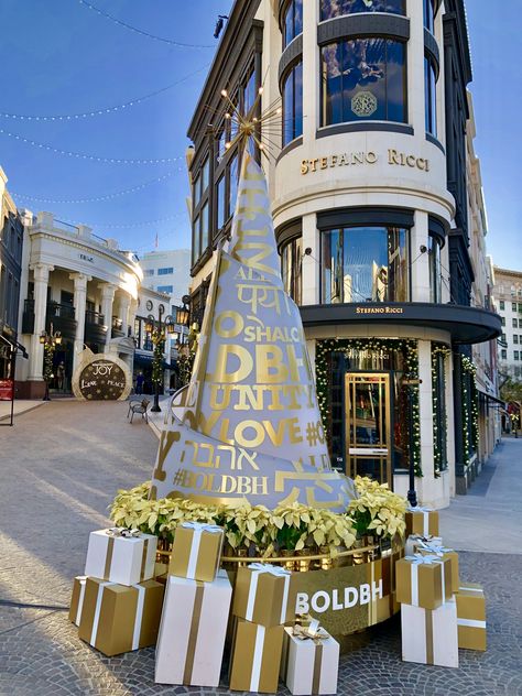 Good morning from Two Rodeo Drive in Beverly Hills. #lovebevhills Beverly Hills Christmas, Rodeo Drive, American Dream, Drive In, Winter Christmas, Beverly Hills, Rodeo, Good Morning, Drive