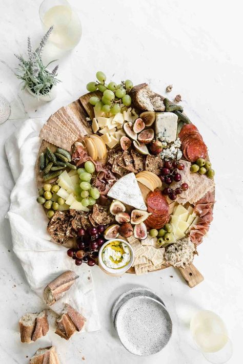 Macro Food, Holiday Cheese Boards, Plateau Charcuterie, Beautiful Cheese Board, Broma Bakery, Charcuterie Inspiration, Charcuterie Platter, Charcuterie Cheese, Party Food Platters