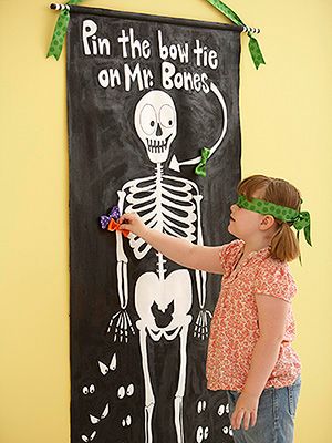 Halloween (kid) party game with templates for the skeleton: Pin the Bow Tie on the Skeleton.                                                                                                                                                                                 More Diy Halloween Party Games, Adult Halloween Party Food, Adult Halloween Party Ideas, Läskig Halloween, Diy Halloween Party, Fun Halloween Party Games, Dekorasi Halloween, Halloween Party Activities, Fun Halloween Games