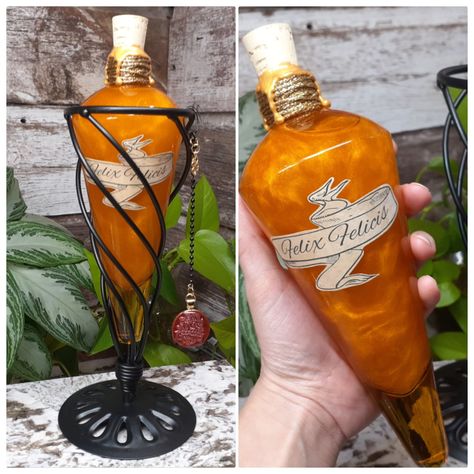 Felix Felicis Potion & Stand Liquid Luck Magic Potion Bottle Golden Glass Amphora Bottle Witch and Wizard Prop Collectible - Etsy Witch Potion Bottles, Magic Potion Bottles, Luck Magic, Liquid Luck, Felix Felicis, Molten Gold, Halloween Potion Bottles, Harry Potter Room Decor, Witch Potion