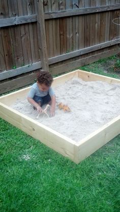 Toddler Sandbox, Simple Sandbox, Sandbox Ideas, Build A Sandbox, Sandbox Cover, Backyard Sandbox, Toddler Garden, Diy Sandbox, Kids Sandbox