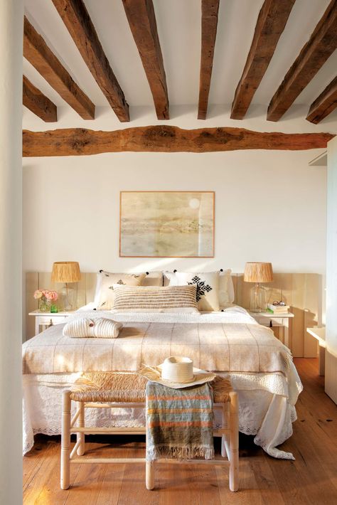 Falsos cabeceros: 7 ideas para decorar la pared del dormitorio con la tendencia más original de 2024 Spanish Bedroom Design, Spanish Bedroom, Appartment Decor, Bedroom Ideas For Small Rooms Diy, Adobe House, Deco Bedroom, Rural House, Interior Design Rustic, Ranch Style Home