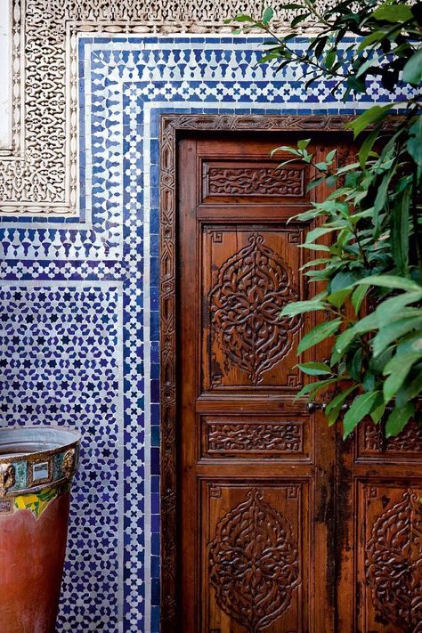 Moroccan Garden Ideas, Moroccan Decor Living Room, Moroccan Garden, Moroccan Bathroom, Moroccan Riad, Moroccan Interior Design, Blue Interior Design, Moroccan Homes, Eclectic Interior Design