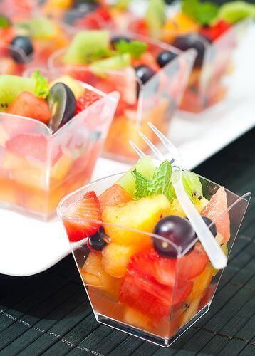 Recept Sandwiches, Fancy Desserter, Salad Presentation, Fest Mad, Wedding Appetizers, Fresh Fruit Recipes, Fruit Salads, Fruit Cups, حلويات صحية