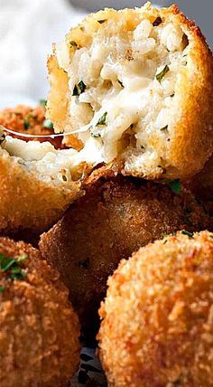 Italian Arancini, Arancini Rice Balls, Arancini Balls, Arancini Recipe, Makanan Italia, Italian Appetizers, Sicilian Recipes, Rice Balls, Italian Dishes