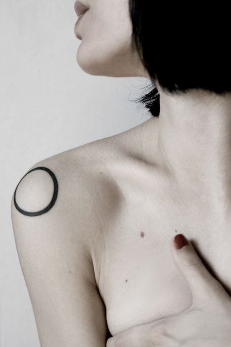 Circle. I love the placement of this. I want my moon tattoo about this size and in this location. Circle Tattoo Design, 16 Tattoo, Circle Tattoo, Circle Tattoos, Muster Tattoos, Geometric Tattoo Design, Original Tattoos, 1 Tattoo, Wallpaper Tumblr