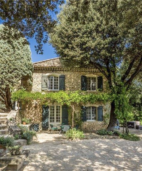 Italian Countryside House Exterior, Tuscany Italy House, French Countryside House Aesthetic, Italian House Aesthetic Exterior, Provence House Exterior, Italian Cottage Exterior, Countryside House Exterior, Italy Countryside House, Italian Countryside House Interior