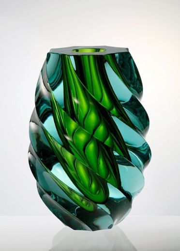 "The Května Glass Factory" This feels like a woman twirling in a beautiful silken dress. Moser Glass, Verre Design, زجاج ملون, Art Of Glass, Bohemian Crystal, Glas Art, Blown Glass Art, Green Vase, Gorgeous Glass