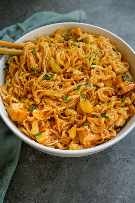 Sweet And Spicy Noodles, Sweet Noodles, Saucy Noodles, Resep Vegan, Spicy Noodle, Vegan Asian, Spicy Noodles, Healthy Bowls, Vegan Bowls