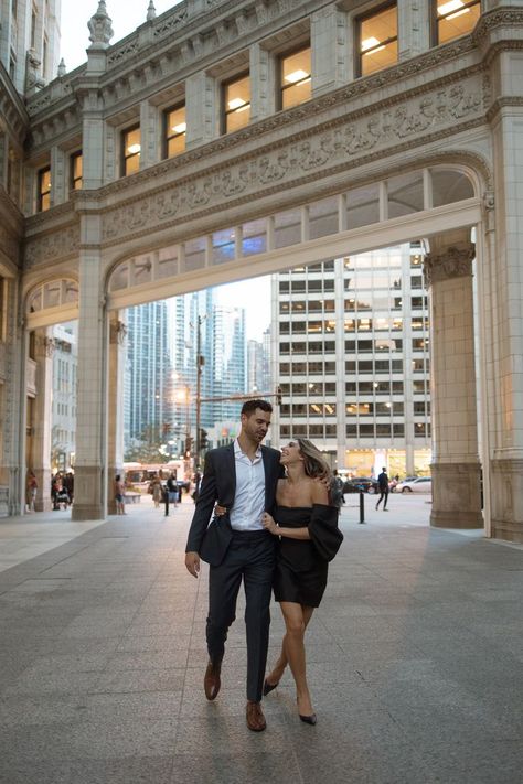 Downtown Chicago Couple Photoshoot, City Save The Date Photos, Engagement Photoshoot Locations, City Theme Engagement Photos, Chicago Save The Date Pictures, Engagement Photos Outfits Chicago, Chicago Wedding Photos Locations, Downtown Chicago Photoshoot, Wrigley Building Engagement Photos