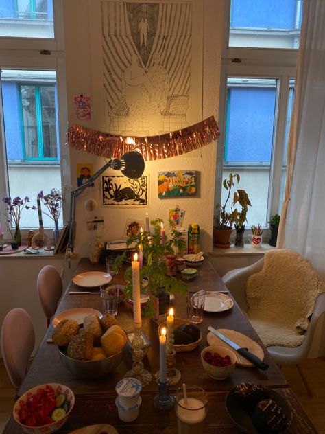 Small Space Birthday Party Ideas, Uni Dinner Ideas, Apartment Hosting, Uni Flat, Christmas Dinner Party, Party Aesthetic, Thanksgiving Party, Birthday Table, Dream Apartment