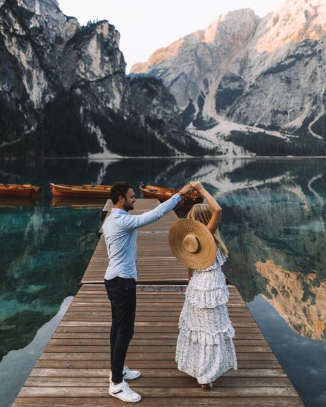 Visit the beautiful lago di Braies in the Dolomites UNESCO in Italy. This lake is absolutely incredible, the reflection of the mountains on the water North Italy, Gorgeous Places, Dolomites Italy, Beautiful Countryside, Toscana Italia, The Dolomites, Tapeta Galaxie, Romantic City, Rotorua