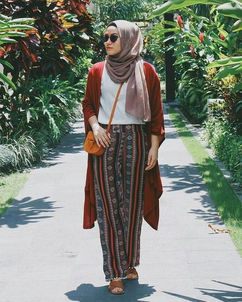 Bohemian Style Hijab, Rok Outfit, Hijab Fashion Summer, Muslimah Outfit, Street Hijab Fashion, Modern Hijab Fashion, The Cardigans, Muslim Outfits Casual, Hijab Style Casual