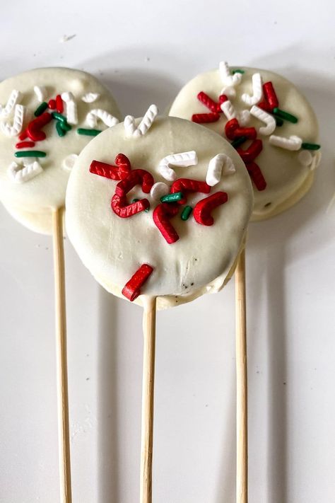 Easy Dipped Oreo Pops with Vanilla Coating | Scrambled Chefs Chocolate Dipped Oreo, Oreo Cookies Dipped, Mint Oreo, Holiday Sprinkles, Oreo Truffles, Oreo Pops, Sprinkle Cookies, Cookie Pops, Edible Gold