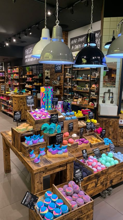 Just some cute bathbombs and skin/hair care products. #lush #lushcosmetics #aesthetic #color #skincare Lush Cosmetics Aesthetic, Lush Bathbomb Aesthetic, Lush Products Aesthetic, Bathbomb Aesthetic, Bath Vibes, Lush Aesthetic, Hismile Teeth Whitening, Lush Store, Bath & Body Works