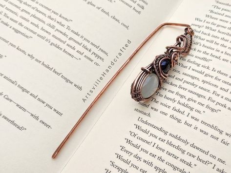 Copper Wire Bookmark, Bookmark Metal, Wire Bookmarks, Wire Weaving Tutorial, Bookworm Gifts, Wire Jewelry Patterns, Book Lover Gifts, Wire Jewelry Rings, Wire Wrap Jewelry Designs