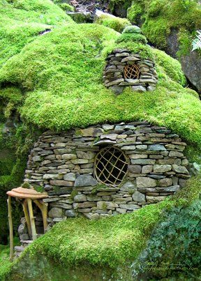 Greenspirit Arts: Emerald Moss Faerie House - Sally J Smith Casa Do Hobbit, Case Sotterranee, Casa Dos Hobbits, House Forest, Supraviețuire Camping, Hobbit Hole, Faeries Gardens, Unusual Homes, Hobbit House