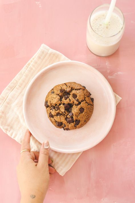 Levain Cookie Recipe, Levain Cookies, Food Photography Dessert, Baking Photography, Patisserie Fine, Cookie Pictures, Cookies Branding, Ultimate Cookies, Dairy Free Chocolate Chips