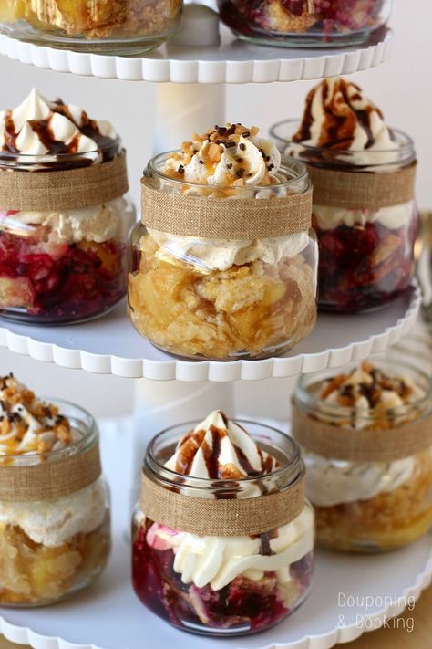 Mini Mason Jar Pies- perfect for holiday parties! Thanksgiving Mason Jar, Mason Jar Pies, Jar Desserts, Mini Mason Jar, Mason Jar Desserts, Pie Party, Sandwich Bar, Mini Mason Jars, Dessert In A Jar