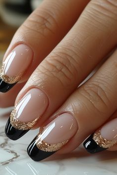 nail art Gold Nails With Black Tips, Black With Gold Tips Nails, Gold Nails Shellac, Black And Gold Nails Coffin, Black And Gold French Nails, Black And Gold Nails Design Classy, Black And Gold Pedicure, Black And Gold Short Nails, 1920 Nails