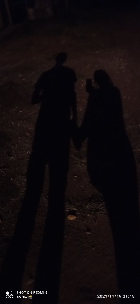 couple night shadow 🖤🖤 Late Nights With Boyfriend, Couples Goodnight Photos, Night Capal Pic, Cute Couple Pics Night, Couple Shadow Pic Night, Relationship Dark Aesthetic, Date Night Asthetics, Night Couple Pic, Background Couple Aesthetic