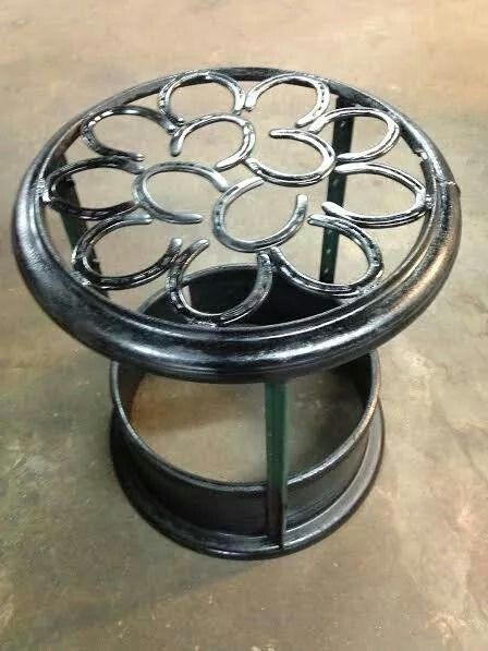 FanScaper Paul Bentley created this firepit from horseshoes, truck tire rim Horseshoe Decor Ideas, Horseshoe Metal Art Welding Projects, Welding Art Horseshoes, Scrap Metal Art Ideas, Horseshoe Table, Horse Shoe Welding Art Ideas, Horse Shoe Crafts Without Welding, Welding With Horse Shoes, Fire Ideas