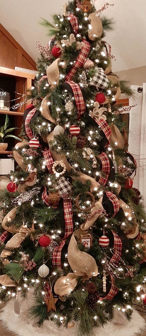 Christmas Trees Ideas Rustic, Christmas Tree Cabin Theme, Country Cowboy Christmas Decorations, Red Green Brown Christmas Tree, Christmas Tree Ideas Country Rustic, Christmas Tree With Buffalo Plaid Ribbon, Vintage Plaid Christmas Tree, Christmas Ornaments For The Tree, Red Green And Burlap Christmas Tree