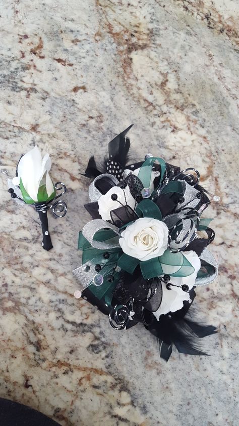 Hunter green and black wrist corsage set from Hen House Designs www.henhousedesigns.net Hunter Green Corsage Prom, Emerald Green And Black Corsage, Black And Green Corsage, Hunter Green Corsage, Black Wrist Corsage, Green Corsage, Hoco 2022, Gold Corsage, Green Boutonniere