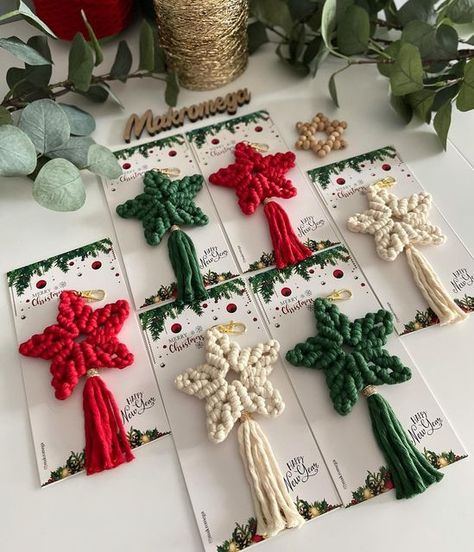 Christmas Souvenirs Ideas, Macrame Christmas Tree Ornaments, Christmas Market Stall, Macrame Christmas, Macrame Ideas, Macrame Decor, Macrame Design, Hacks Diy, Christmas Market