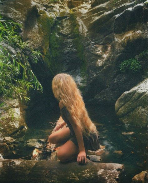 Nature, Hippie Photoshoot, Earth Fairy, Goblincore Aesthetic, Hippie Summer, Hippie Lifestyle, Hippie Aesthetic, Aesthetic Crochet, Fairy Aesthetic