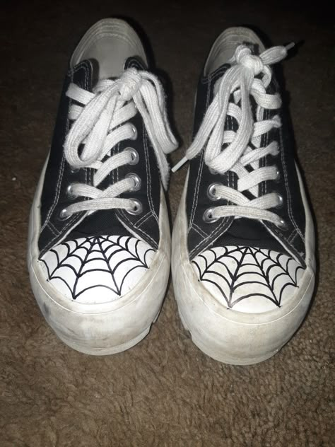 Drawing In Converse Shoes, Cobwebs On Converse, Converse Spider Web Design, Spider Web Drawing On Converse, Spiderwebs On Converse, Spiderweb Shoes Converse, Spider Web Shoes Converse, Spiderweb Converse Drawing, Spider Web Converse Tutorial