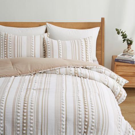 Enhance the look and feel of your bedroom with our Striped Ball Pom Jacquard Design All-Season Comforter Three-Piece Set. The exquisite ball ball stripe jacquard pattern adds a sense of sophistication and style to your bedding ensemble. Comforter Sets Boho, Textured Bedding, Down Comforters, Comforter Bedding Sets, Boho Bedding, Bedding Stores, Bed Set, Quality Bedding, Comforter Set