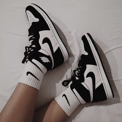 Nike Jordan Air 1, Sneakers Nike Jordan, Jordan Shoes Girls, Fashion Queen, Shoes Sneakers Jordans, Shoes Sneakers Nike, Nike Air Shoes, Cute Nike Shoes, Hype Shoes