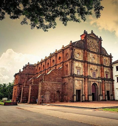 Basilica Of Bom Jesus Goa, Goa Church, Famous Churches, St Francis Xavier, Daman And Diu, Christ Artwork, Francis Xavier, Corso Dog, Jesus Christ Artwork