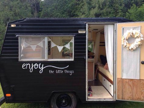 Black Camper Exterior, Renovate Caravan, Vintage Caravan Exterior, Black Camper, Vintage Camper Interior, Glamper Camper, Caravan Ideas, Airstream Campers, Chuck Box