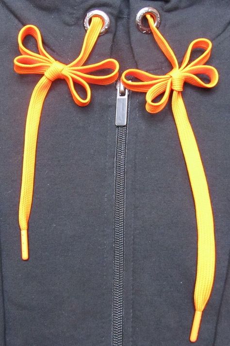 How to Tie Hoodie Strings Single Bow for beginners. Learn how to tie a decorative hoodie knots. Knots For Sweatshirt Ties, Tie Hoodie Strings Tutorial, Tying Sweatshirt Ties, Tie Sweatshirt Strings, Hoodie Knots Diy, How To Tie Sweatshirt Strings, Hoodie String Ideas, How To Tie Hoodie Strings, Hoodie String Knots