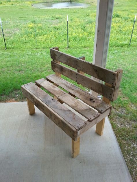 Pallet Planter Bench, Wood Pallet Bench Outdoor Seating, Diy Pallet Bench Outdoor Easy, Pallet Benches Outdoor, Pallet Creations Diy, Easy Pallet Bench, Pallet Projects Outdoor, Bench Made From Pallets, Pallet Bench Outdoor