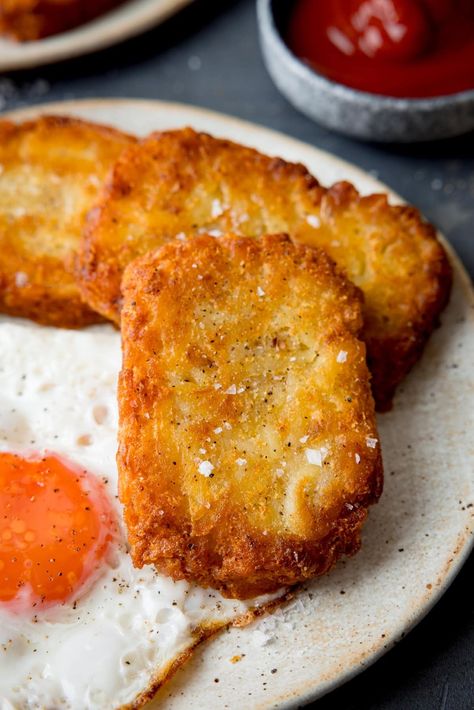 Homemade Hash Browns - an absolute breakfast favourite! Seasoned shredded potatoes shaped into perfect patties and fried until golden and crispy on the outside and soft and tender on the inside. Cheesy Hashbrown Patties, Homemade Hashbrown Patties To Freeze, Homemade Hashbrowns Shredded To Freeze, Diy Hashbrown Patties, Homemade Mcdonalds Hashbrowns, Potato Patty Recipe, Dunkin Hashbrowns, Hash Brown Patty Recipes, Homemade Hashbrowns Shredded