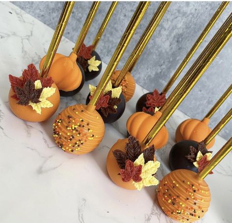 Fall Color Cake Pops, Autumn Cake Pops Ideas, Cake Pop Fall Ideas, Cakepop Thanksgiving, Cute Fall Cake Pops, Thanks Giving Cake Pop, Cake Pops Thanksgiving Ideas, Fall Decorated Desserts, Thanksgiving Cakepops Fall Cake Pops