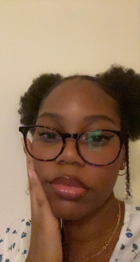 Black Women And Glasses, Gold Glasses Black Women, Black Framed Glasses Women, Glasses For Big Forehead, Oval Face Glasses Woman Frames, Black Round Glasses Women, Round Glasses Frames For Women, Cute Glasses For Women Oval Face, Glasses Oval Face Woman