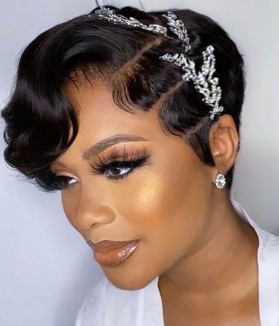 Coiffures de mariage pour cheveux courts : 15 idées pour mettre sa coupe en valeur ! - Grazia Short Bridal Hair, Sparkly Hair Accessories, Vintage Updo, Short Hair Bride, Short Hair Bun, Curly Wedding Hair, Hairdo Wedding, Bridal Hair Inspiration, Best Wedding Hairstyles