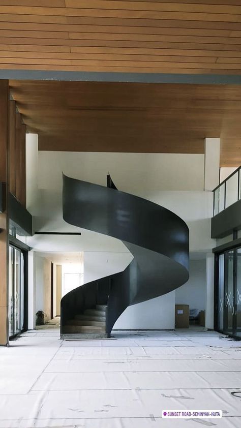 Staircase Design Round, Paneling Stairs, Round Staircase Design, Circle Stairs, Round Staircase, Staircase Metal, Luxury Stairs, Round Stairs, Spiral Stairs Design