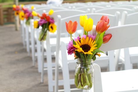 Mason jar flowers, country wedding, bright wedding, wedding flowers, tulips, tulips wedding Tulips Wedding, September Wedding Flowers, October Wedding Flowers, Inexpensive Wedding Flowers, Jar Flowers, Wedding Flowers Greenery, Wedding Flowers Tulips, Wedding Flower Trends, Wedding Flowers Hydrangea