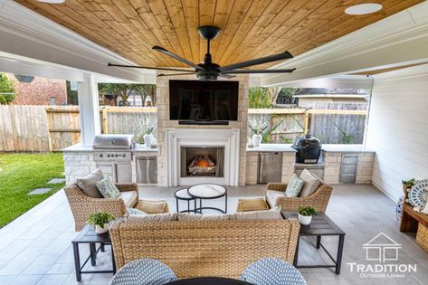 Roofed Outdoor Area, Lanai Ideas Small Outdoor Living, Outdoor Kitchen Seating Area, Covered Outdoor Lounge Area, Outdoor Fireplace Bbq Combo, Outdoor Kitchen In Screened Porch, Backyard Patio Kitchen Ideas, Outdoor Patio Ideas With Kitchen, Outdoor Kitchen Covered Patio