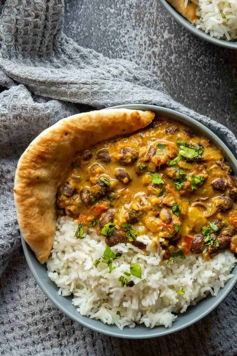 This easy creamy black bean curry needs to be added to your favorite recipes! With lots of Indian-inspired spices and coconut cream (use the cream from a tin of chilled coconut milk if you can't get coconut cream), it's vegan and delicious, as well as easy to add extra vegetables as well. Some spinach, potato, or peppers would go really well. Serve over some fragrant basmati rice with some fresh garlic naan on the side for a sumptuous meal. Coconut Milk Vegetarian Recipes, Beans For Dinner Meals, On The Go Vegan Meals, 10 Ingredients Or Less Recipes Vegan, Curry And Coconut Milk Recipes, Slow Cook Vegan Recipes, Recipes With A Lot Of Vegetables, Vegetarian Meals With Rice, Potato Plant Based Recipes