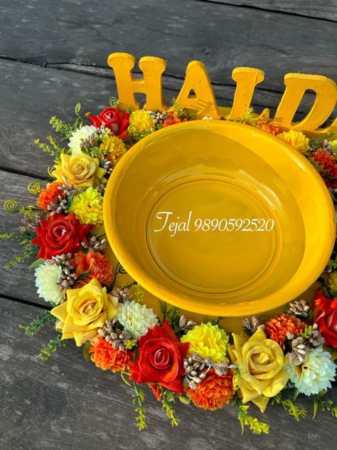 Add a beautiful touch to your haldi ceremony with gorgeous haldi platter in combination of yellow and orange rose.. • • • • • • #haldiceremony #haldi #haldiplatter #haldidecor #haldifunction #haldidecoration #haldiceremony💛 #haldinight #haldiplatedecoration #haldiplattersweddingfavours #wedding #indianwedding #indianfunction #flowers #roses #bride #groom #bridehaldi #groomhaldi Haldi Look For Bride, Haldi Function Decoration, Haldi Platter, Simple Girl Outfits, Haldi Decoration, Ganpati Decoration Design, Wedding Gifts Packaging, Traditional Wedding Decor, Wedding Crafts Diy