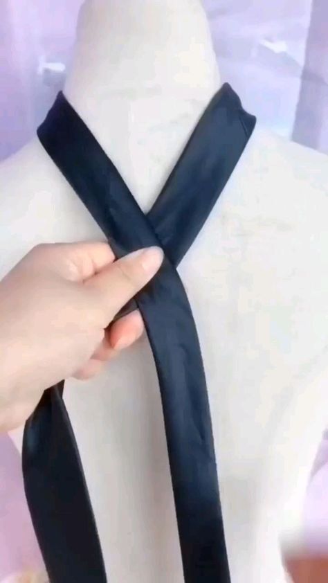 Tie A Tie Easy, Simpul Dasi, Diy Belt For Dresses, Tie A Necktie, Hadiah Diy, Neck Tie Knots, Diy Clothes And Shoes, Seni Dan Kraf, Diy Fashion Hacks