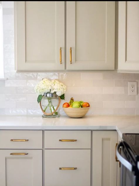 Beige Kitchen Cabinets, Neutral Backsplash Kitchen, Greige Kitchen, Beige Cabinets, Subway Tile Backsplash Kitchen, Beige Kitchen, Kitchen Backsplash Designs, Classic Kitchen, Kitchen Inspiration Design