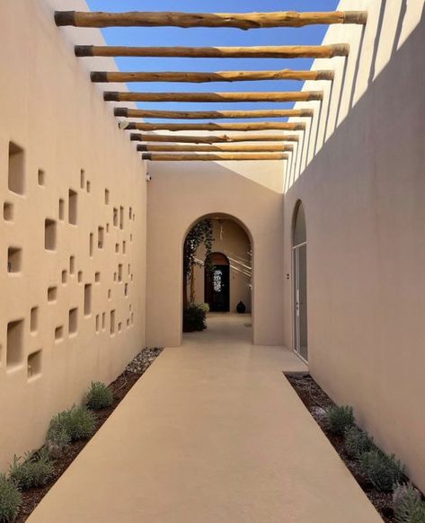 Modern Desert Architecture, Desert House Exterior, Desert Villa, Desert Hotel, Desert Architecture, Queen Of The Desert, Hotel Floor Plan, Desert Resort, Six Senses