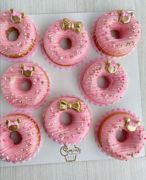 Minnie Mouse Donuts Pink, Minnie Mouse Doughnut, Princess Donuts Ideas, Minnie Mouse Donut Party, Minnie Mouse Desserts, Easy Baby Shower, Donut Decorating Ideas, Fancy Donuts, Quick Diy Gifts